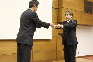 八重樫病院長による辞令交付