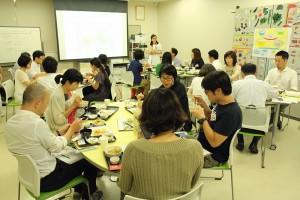 食事中、参加者同士が意見を交換する姿も見られました。
