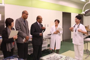 先端医療技術トレーニングセンターにおいて説明を受ける ジョン・ウサマテ 保健大臣とイシメリ・トゥカナ アドバイザー