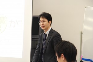 再生医療について説明する小児歯科の福本敏教授