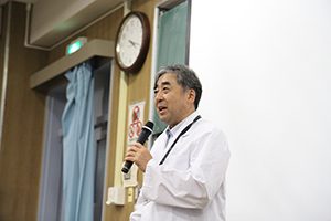 全体反省会で講評する八重樫病院長