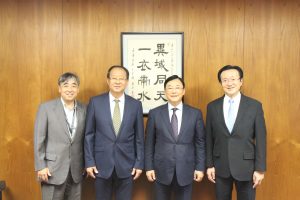 左から八重樫伸生 病院長、王家仲 天津医科大学リハ医学・スポーツ医学部長、劉暁程 泰達国際心血管病病院院長、上月正博 内部障害リハビリテーション科教授