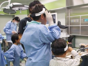 医療手技体験:ヘッドライト体験コーナー