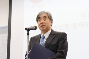開催大学挨拶をする八重樫伸生病院長