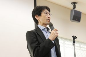 修了式でコメントする久志成樹当院高度救命救急センター長
