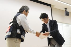 修了書授与の様子