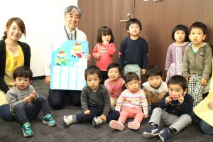 八重樫病院長と園児たち