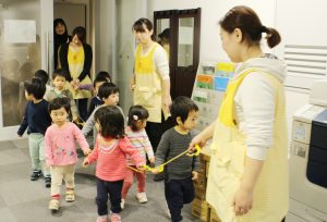 ひもを持ってみんなで移動