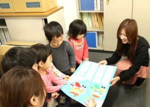 園児たちから事務部へカレンダーのプレゼント