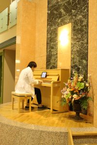 白衣で演奏する馬場医師
