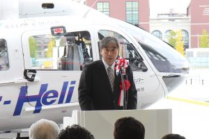 閉会挨拶をする八重樫伸生病院長